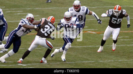 New England Patriots' Kick returner Bethel Johnson (81) verläuft durch eine Lücke in der Cleveland Browns Verteidigung als er die Kugel wieder aus der öffnung Start für einen Touchdown am Dez. 5, 2004, in Cleveland Browns Stadium. Die Patrioten gewann 42-15. (UPI Foto/Scott R. Galvin) Stockfoto