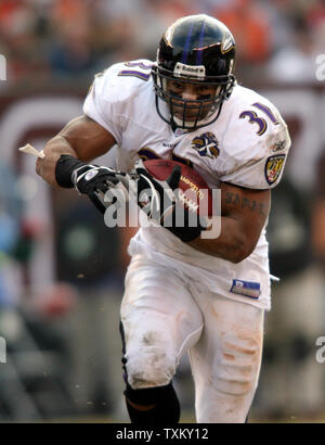 Baltimore Ravens zurück läuft Jamal Lewis (31) bricht durch eine Lücke für einen Gewinn von drei Yards im zweiten Viertel gegen die Cleveland Browns am Cleveland Browns Stadium in Cleveland, OH, am 1. Januar 2006. Das Braun besiegten die Ravens 20-16. (UPI Foto/Scott R. Galvin) Stockfoto