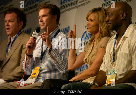 Will Ferrell und Leslie Bibb halten Sie einen Finger in Antwort auf eine Frage während einer Media Verfügbarkeit vor Beginn der USG Sheetrock 400 an der Chicagoland Speedway in Joliet, IL am 28. Mai 2006. Ferrell und Bibb wurde von Fellow cast Mitglieder der Film kam, Talladega Nights: The Ballad Ricky Bobby, darunter John C. Reilly (L) und Clarke Duncan (R). (UPI Foto/Bruce Bellmore) Stockfoto