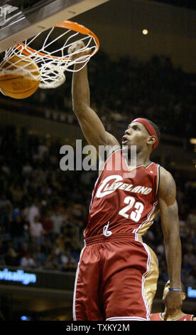 Guard der Cleveland Cavaliers LeBron James (23) Slam Dunks, den Ball in der ersten Hälfte gegen die Denver Nuggets in Cleveland am Mittwoch, November 5, 2003. Die Kavaliere verloren 93-89 in ihrem Hauptöffner. (UPI/Scott R. Galvin) Stockfoto