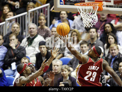 Guard der Cleveland Cavaliers LeBron James (23) greift nach einer Erholung in der zweiten Hälfte gegen die Denver Nuggets in Cleveland am Mittwoch, November 5, 2003. Die Kavaliere verloren 93-89 in ihrem Hauptöffner. (UPI/Scott R. Galvin) Stockfoto