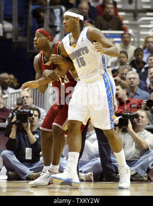 Guard der Cleveland Cavaliers LeBron James (23) vorwärts wachen Denver Nuggets Carmelo Anthony (15) in der ersten Hälfte in Cleveland am Mittwoch, November 5, 2003. Die Kavaliere verloren 93-89 in ihrem Hauptöffner. (UPI/Scott R. Galvin) Stockfoto