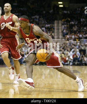 Guard der Cleveland Cavaliers LeBron James (23) den Ball zum Korb in der ersten Hälfte gegen die Denver Nuggets in Cleveland am Mittwoch, November 5, 2003. Die Kavaliere verloren 93-89 in ihrem Hauptöffner. (UPI/Scott R. Galvin) Stockfoto