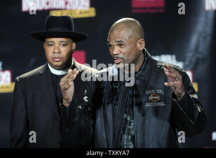 Eingezogene Joseph'Rev Run" Simmons (L) und Darryl. M.C." McDaniels, 2 der 3 Mitglieder von Run-DMC, sprechen Sie mit der Presse während der Rock and Roll Hall of Fame Induktion Zeremonie bei der öffentlichen Halle in Cleveland, Ohio am 4. April 2009. Jason "Jam-Master Jay" Mizell, das dritte Mitglied der Run-DMC, wurde posthum eingesetzt. (UPI Foto/Alexis C Glenn) Stockfoto