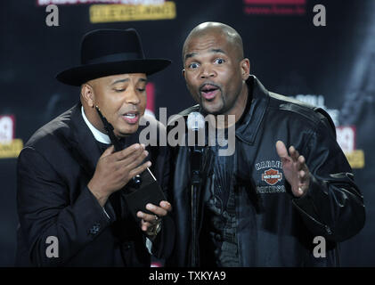 Eingezogene Joseph'Rev Run" Simmons (L) und Darryl. M.C." McDaniels, 2 der 3 Mitglieder von Run-DMC, sprechen Sie mit der Presse während der Rock and Roll Hall of Fame Induktion Zeremonie bei der öffentlichen Halle in Cleveland, Ohio am 4. April 2009. Jason "Jam-Master Jay" Mizell, das dritte Mitglied der Run-DMC, wurde posthum eingesetzt. (UPI Foto/Alexis C Glenn) Stockfoto