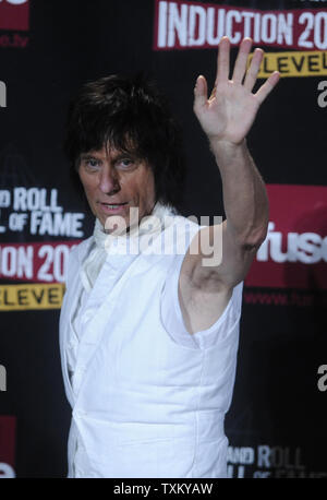 Eingezogenes Jeff Beck spricht mit der Presse während der Rock and Roll Hall of Fame Induktion Zeremonie bei der öffentlichen Halle in Cleveland, Ohio am 4. April 2009. (UPI Foto/Alexis C Glenn) Stockfoto