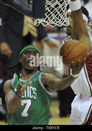 Boston Celtics Marquis Daniels Kerben ein Reverse layup während durch Jamario Moon der Cleveland Kavaliere im vierten Quartal verteidigte in Spiel 5 der zweiten Runde der NBA-Playoffs in Cleveland am 11. Mai 2010. UPI/David Richard Stockfoto