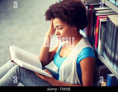 Afrikanische Student Mädchen Lesebuch in Bibliothek Stockfoto