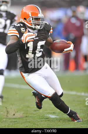 Cleveland Browns kick returner Joshua Cribbs sieht für laufende Zimmer gegen die New England Patriots 07 November 2010 in Cleveland. UPI/David Richard Stockfoto