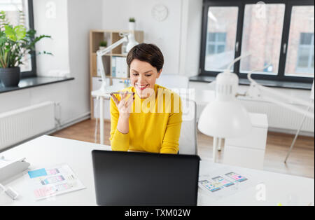 Designer Aufnahme von Smartphone im Büro Stockfoto