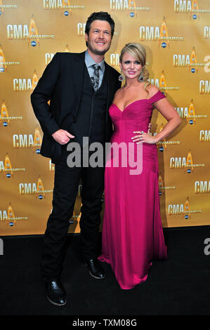 Miranda Lambert und Blake Shelton kommen für die 44. jährlichen Country Music Awards in Nashville, Tennessee am 10. November 2010. UPI/Kevin Dietsch Stockfoto