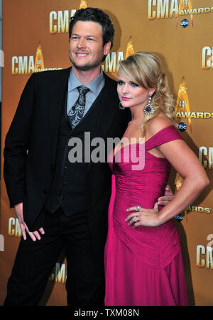 Miranda Lambert und Blake Shelton kommen für die 44. jährlichen Country Music Awards in Nashville, Tennessee am 10. November 2010. UPI/Kevin Dietsch Stockfoto