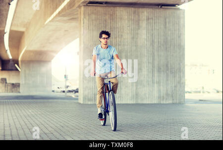 junge Hipster Mann reitet festen Gang Fahrrad Stockfoto