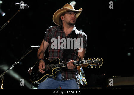 Jason Aldean führt während der CMA Music Festival in Nashville LP Feld am 8. Juni 2013. UPI/Terry Wyatt Stockfoto