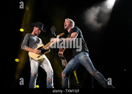 Dierks Bentley führt während der CMA Music Festival in Nashville LP Feld am 8. Juni 2013. UPI/Terry Wyatt Stockfoto