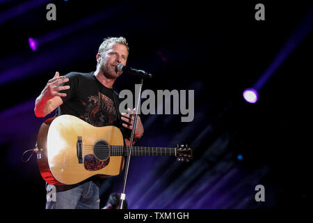 Dierks Bentley führt während der CMA Music Festival in Nashville LP Feld am 8. Juni 2013. UPI/Terry Wyatt Stockfoto