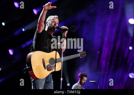 Dierks Bentley führt während der CMA Music Festival in Nashville LP Feld am 8. Juni 2013. UPI/Terry Wyatt Stockfoto