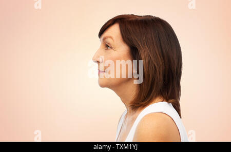 Profil von älteren Frau auf weißem Hintergrund Stockfoto