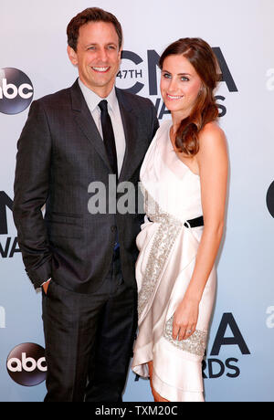 'Saturday Night Live' Persönlichkeit Seth Meyers (L) und seine Frau Alexi Ashe ankommen auf dem roten Teppich die 47. jährlichen Country Music Awards im Bridgestone Arena in Nashville, November 6, 2013. UPI/Terry Wyatt Stockfoto