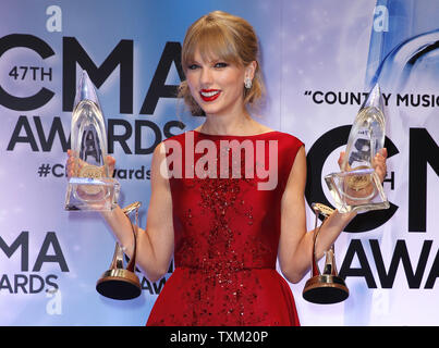 Taylor Swift stellt backstage nach dem Gewinn des Pinnacle Award während der 47. jährlichen Country Music Awards bei Bridgestone Arena in Nashville am 6. November 2013. Swift gewann auch musikalische Ereignis des Jahres und Musik Video des Jahres UPI/Terry Wyatt Stockfoto