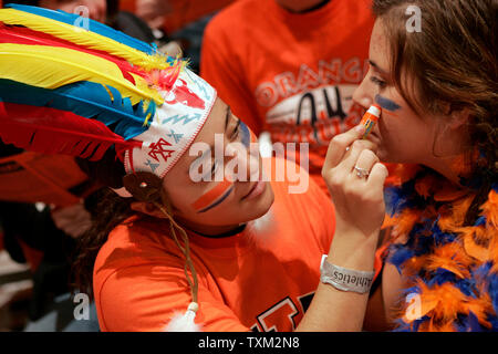 Universität von Illinois student Ventilator Kari Jackson, Links, gilt Make-up im Gesicht von Kristin Gernant vor Beginn der Illinois' Basketball Spiel gegen die Universität von Michigan an der Universität von Illinois Montagehalle in Champaign, Il., 21. Februar 2007. Die Universität von Illinois Maskottchen Hauptilliniwek wurde durch die Universität nach der NCAA im Ruhestand auferlegten Sanktionen für ein Maskottchen, die offensive Nutzung der Indianischen Bildsprache. (UPI Foto/Markierung Cowan) Stockfoto