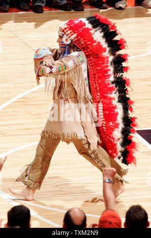 Universität von Illinois Maskottchen Hauptilliniwek, dargestellt von Dan Maloney Wanderungen vom Boden ab, nachdem sie zur Halbzeit der Illinois' Basketball Spiel gegen die Universität von Michigan an der Universität von Illinois Montagehalle in Champaign, Il., 21. Februar 2007. Hauptilliniwek wurde durch die Universität nach der NCAA im Ruhestand auferlegten Sanktionen für ein Maskottchen, die offensive Nutzung der Indianischen Bildsprache. (UPI Foto/Markierung Cowan) Stockfoto