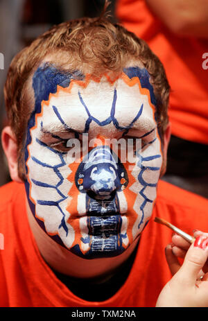 Universität von Illinois student fan Brandon Bless hat Make-up im Stil von Hauptilliniwek angewandt, die Universität Maskottchen, vor dem Start der Illinois' Basketball Spiel gegen die Universität von Michigan an der Universität von Illinois Montagehalle in Champaign, Il., 21. Februar 2007. Die Universität von Illinois Maskottchen Hauptilliniwek wurde durch die Universität nach der NCAA im Ruhestand auferlegten Sanktionen für ein Maskottchen, die offensive Nutzung der Indianischen Bildsprache. (UPI Foto/Markierung Cowan) Stockfoto