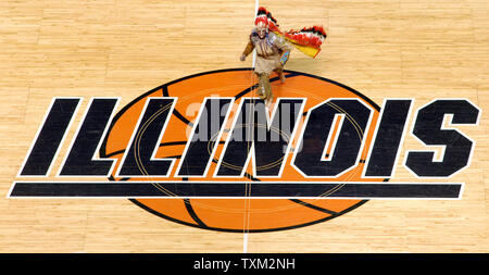 Universität von Illinois Maskottchen Hauptilliniwek, dargestellt von Dan Maloney perrforms an Halbzeit von Illinois' Basketball Spiel gegen die Universität von Michigan an der Universität von Illinois Montagehalle in Champaign, Il., 21. Februar 2007. Hauptilliniwek wurde durch die Universität nach der NCAA im Ruhestand auferlegten Sanktionen für ein Maskottchen, die offensive Nutzung der Indianischen Bildsprache. (UPI Foto/Markierung Cowan) Stockfoto