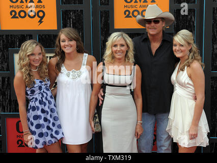 Alan Jackson (2. R), Frau Denise (C) und ihre Töchter kommen für die Country Music Television (CMT) Music Awards in Nashville, Tennessee, 16. Juni 2009. (UPI Foto/Roger L. Wollenberg) Stockfoto