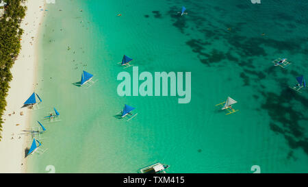 Tropischen weißen Sandstrand mit Segelyachten, hotels in der Nähe der blauen Lagune und Riff corall. Luftaufnahme, Boracay, Philippinen. Meereslandschaft mit Strand auf der tropischen Insel. Sommer und Reisen Urlaub Konzept. Stockfoto