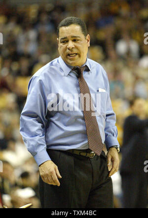 Oklahoma Sooners Hauptbasketballtrainer Kelvin Sampson Anweisung an seine Bank in der ersten Hälfte gegen die Missouri Tiger an der Mizzou Sports Arena in Columbia, MO am 12 Februar, 2005. (UPI Foto/Rechnung Greenblatt) Stockfoto