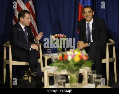 Us-Präsident Barack Obama (R) trifft mit dem russischen Präsidenten Dmitri Medwedew in einem bilateralen auf der Klimakonferenz der Vereinten Nationen in Kopenhagen, Dänemark, am 18. Dezember 2009. UPI/Anatoli Zhdanov Stockfoto