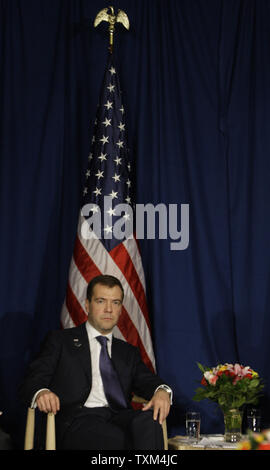 Der russische Präsident Dmitri Medwedew sitzt bei einem Treffen mit US-Präsident Barack Obama auf der Klimakonferenz der Vereinten Nationen in Kopenhagen, Dänemark, am 18. Dezember 2009. UPI/Anatoli Zhdanov Stockfoto