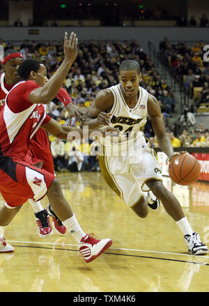 Missouri Tiger Kim Englisch (24) Laufwerke Vergangenheit Nebraska Cornhuskers Brandon Richardson in der ersten Hälfte an der Mizzou Arena in Columbia, Missouri am 23. Januar 2010. UPI/Rechnung Greenblatt Stockfoto