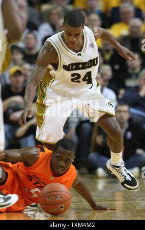 Missouri Tiger Kim Englisch (24) geht nach dem lose Ball mit der Oklahoma State Cowboys Reger Dowell in der ersten Hälfte an der Mizzou Arena in Columbia, Missouri am 30 Januar, 2010. Missouri gewann das Spiel 95-80. UPI/Rechnung Greenblatt Stockfoto