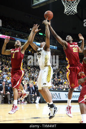 Missouri Tiger Steve Moore (32) Geht für den Rückstoß gegen Iowa Zustand-Wirbelstürme Dominique Buckley (1) und Craig Brackins während der ersten Hälfte auf der Mizzou Arena in Columbia, Missouri, die am 10. Februar 2010. UPI/Rechnung Greenblatt Stockfoto