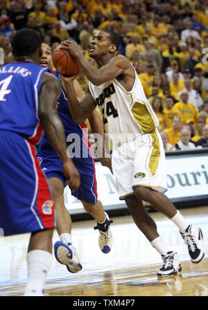 Missouri Tiger Kim Englisch (24) Sucht einen Schuß in der ersten Hälfte gegen die Kansas Jayhawks am Mizzou Arena in Columbia, Missouri am 6. März 2010. Kansas gewann das Spiel 77-56. UPI/Rechnung Greenblatt Stockfoto