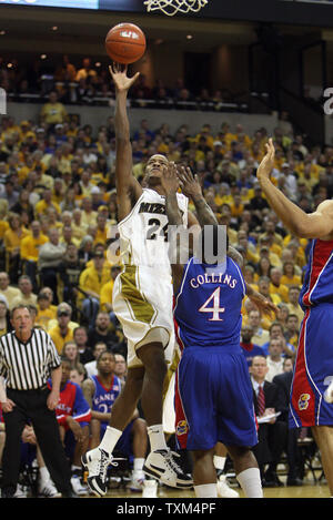 Missouri Tiger Kim Englisch (24) schießt auf und über Kansas Jayhawks Sherron Collins für den Korb in der ersten Hälfte an der Mizzou Arena in Columbia, Missouri am 6. März 2010. Englisch hatte 16 Punkte, wie Kansas das Spiel 77-56 gewonnen. UPI/Rechnung Greenblatt Stockfoto