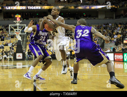 Missouri Tiger Kim Englisch (24) Büsten Vergangenheiten der North Alabama Lions Verteidigung von Warrick Mastin (22) und Marcus Landry (32) auf dem Weg zum Korb in der ersten Hälfte an der Mizzou Arena in Columbia, Missouri am 5. Januar 2011. UPI/Rechnung Greenblatt Stockfoto