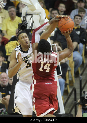 Missouri Tiger Steve Moore (32) Hält einen Antrieb von Oklahoma Sooners Carl Blair in der ersten Hälfte an der Mizzou Arena in Columbia, Missouri am 12. Februar 2011. UPI/Rechnung Greenblatt Stockfoto