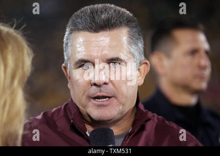 Die Arizona State Sun Devils Head Coach Todd Graham spricht mit einem Reporter an Halbzeit während eines Spiels gegen die Missouri Tiger am Faurot Feld in Columbia, Missouri am 15. September 2012. UPI/Rechnung Greenblatt Stockfoto