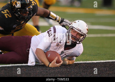 Missouri Tiger Michael Sam Säcke Arizona State Sun Devils Quarterback Michael Eubank im zweiten Quartal am Faurot Feld in Columbia, Missouri am 15. September 2012. UPI/Rechnung Greenblatt Stockfoto