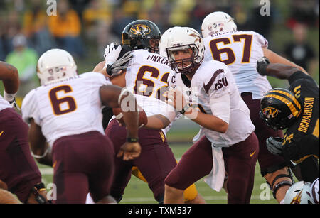 Die Arizona State Sun Devils quarterback Taylor Kelly Hände der Fußball aus Im ersten Quartal bei Faurot Feld in Columbia, Missouri am 15. September 2012. UPI/Rechnung Greenblatt Stockfoto