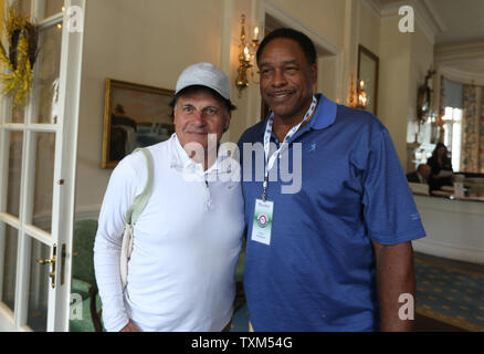 Ehemalige St. Louis Cardinals Manager Tony La Russa (L) hält einen photoraph mit National Baseball Hall of Fame Mitglied Dave Winfield in Cooperstown, New York am 25. Juli 2014 zu machen. Eingezogene, Atlanta Braves Pitcher Greg Maddux und Tom Glavin zusammen mit weißen Sox power hitter Frank Thomas wird mit Manager Tony La Russa, Joe Torre und Bobby Cox in die National Baseball Hall of Fame am 27. Juli 2014 eingesetzt. UPI/Rechnung Greenblatt Stockfoto