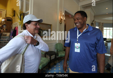 Ehemalige St. Louis Cardinals Manager Tony La Russa (L) hält Hallo an National Baseball Hall of Fame Mitglied Dave Winfield in Cooperstown, New York zu sagen am 25. Juli 2014. Eingezogene, Atlanta Braves Pitcher Greg Maddux und Tom Glavin zusammen mit weißen Sox power hitter Frank Thomas wird mit Manager Tony La Russa, Joe Torre und Bobby Cox in die National Baseball Hall of Fame am 27. Juli 2014 eingesetzt. UPI/Rechnung Greenblatt Stockfoto