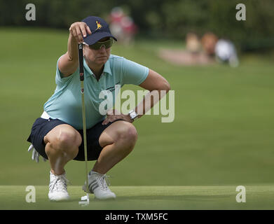 Australiens Karrie Webb schaut Sie die Linie auf dem zehnten Grün während der dritten Runde des US-Frauen am Broadmoor Osten Kurs in Colorado Springs am 10. Juli 2011. UPI/Gary C. Caskey Stockfoto