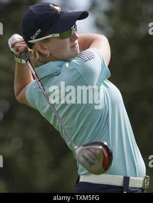 Australiens Karrie Webb zweigt weg auf die elfte Loch in der dritten Runde des US-Frauen am Broadmoor Osten Kurs in Colorado Springs am 10. Juli 2011. UPI/Gary C. Caskey Stockfoto