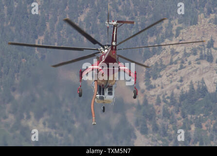 Eine große multi-Blade Brandbekämpfung Hubschrauber hebt ab Landung Felder der US Air Force Academy, weiterhin das Feuer an der Waldo Canyon Brand in Colorado Springs, Colorado am 29. Juni 2012 kämpft. Das Feuer ist 15 Prozent mit einer gemeldeten Todesopfer und 347 Home enthaltenen zerstört. Das Feuer ist die meisten destruktiven in Colorado Geschichte. UPI/Gary C. Caskey Stockfoto