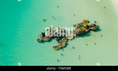 Willy's Rock am Strand auf der Insel Boracay Kopieren Platz für Text, Philippinen. Sommer und Reisen Urlaub Konzept. Stockfoto