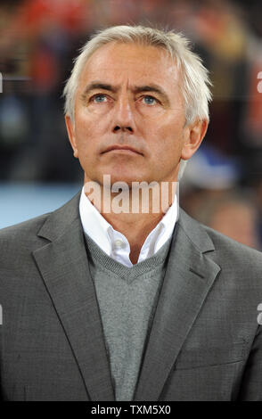 Holland manager Bert Van Marwijk während der FIFA WM Finale im Green Point Stadion in Kapstadt, Südafrika am 6. Juli 2010. UPI/Chris Brunskill Stockfoto